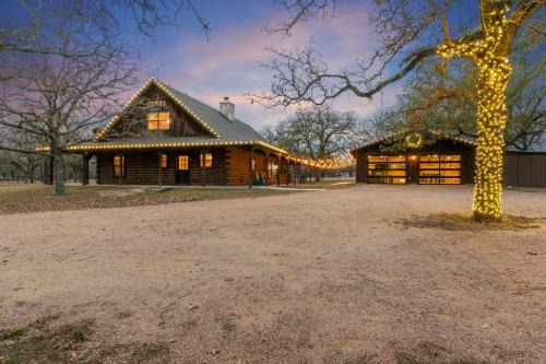 Shady Lane Lodge: Hot-Tub and Game Room Wheelchair Access