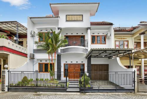 Shafira House - Modern House 3BR near Yogyakarta culinary spots