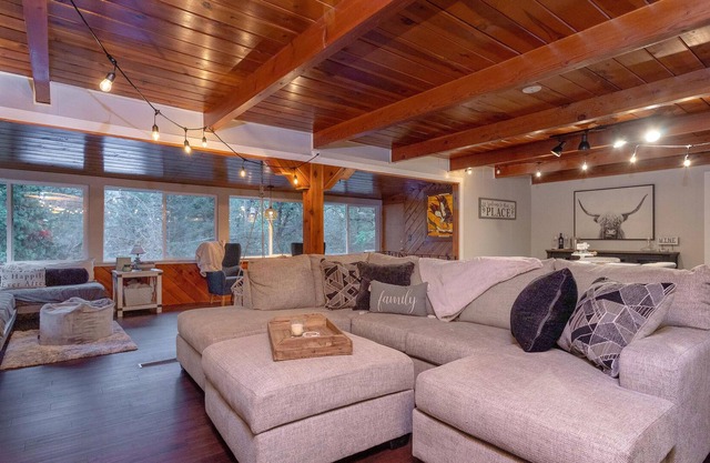 Shasta Lake Sugarhouse with Guest House!
