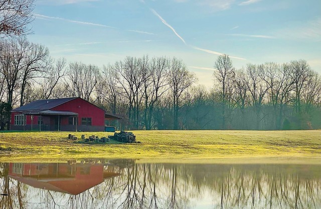 Shawnee - Farmhouse on 20 acres: Beautiful Views & Hot Tub!