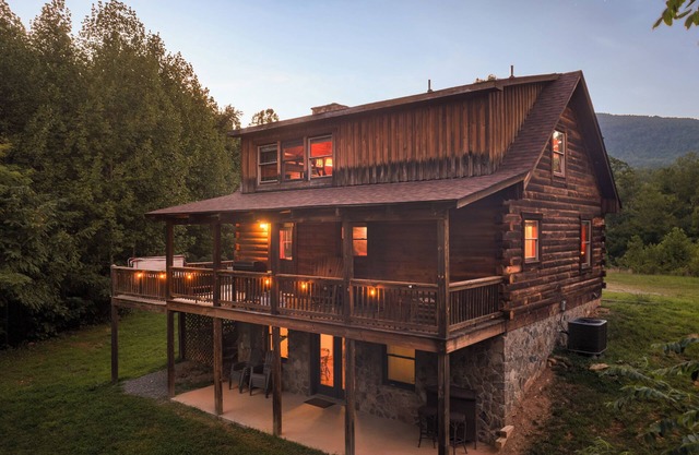 Shenandoah Mountain Majesty Log Cabin on 15 Acres - Hot Tub-1GB Fiber Internet