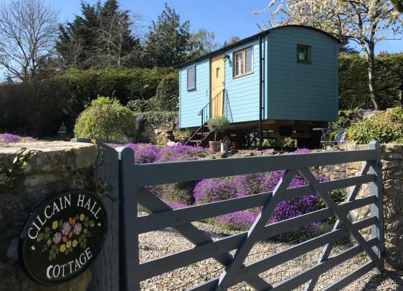 Shepherds Hut in the Hills - Nr. Mold
