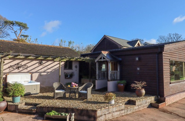 SHERWAY DAIRY, romantic, character holiday cottage in Bradninch
