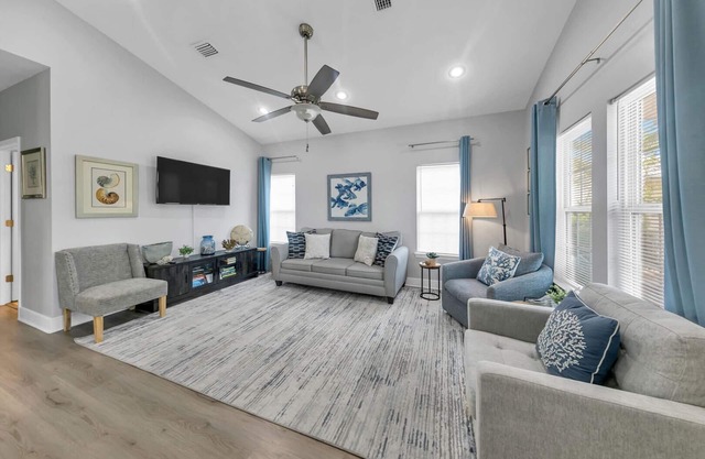Shore Beats Work: Family Cottage w/Pool Access Near Seagrove Beach