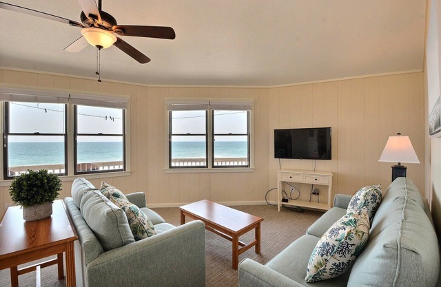 Shore Break Cottage- Steps to Beach- Incredible Views- Community Pool