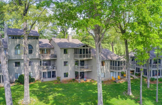 SHORELINE SERENITY-POOL, RENTABLE BOAT SLIP- NOW AVAILABLE TO BOOK FOR 2025!