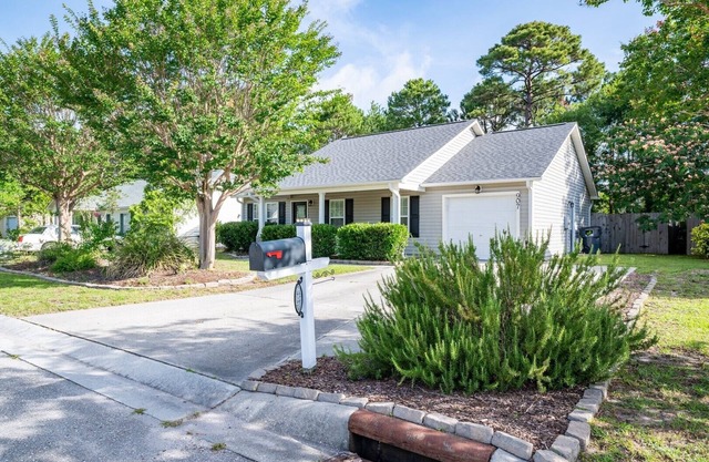 Short Drive to Downtown or the Beach! 907 Brewster Lane