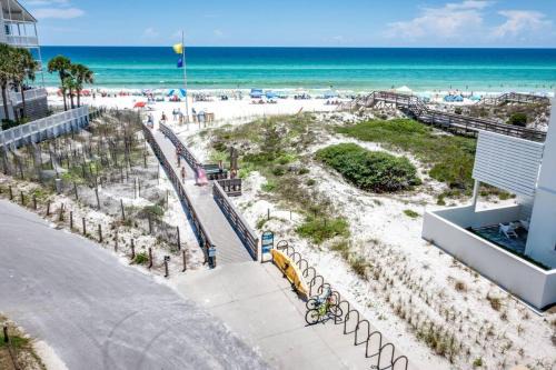 Short walk or shuttle to wide open public beach!