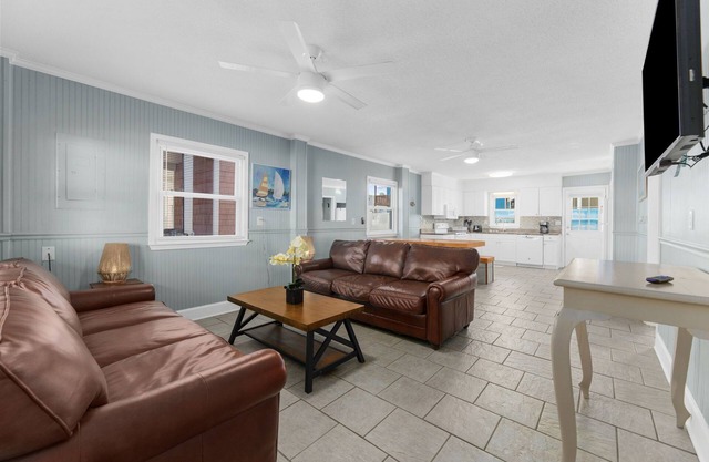 Short walk to Beach- 2 Bedroom/1 Bath Duplex1 (downstairs)w/pool access