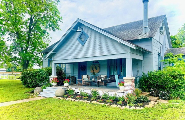 Sideways Cottage, 3 br, firepit & cowboy pool 7 miles from Round Top