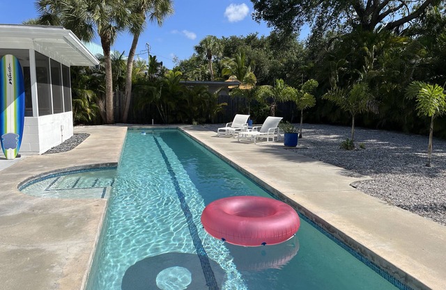 Siesta Key Gem ! -50' Lap Pool, Hot Tub and just one Block to Siesta Key Beach!