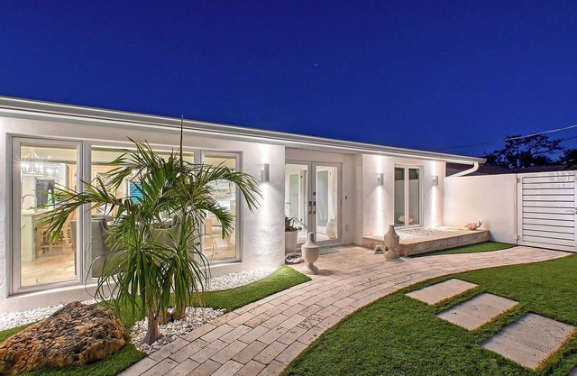 Siesta Key Oasis-Spectacular with heated pool/spa and steps to beach and Village