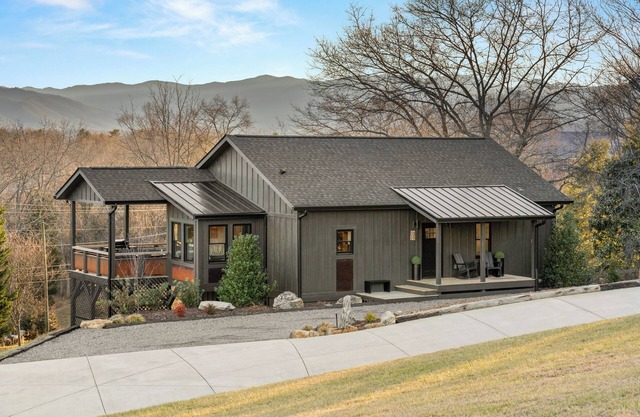 Siga Siga Summit ~ Hot Tub ~ Views ~ Location!