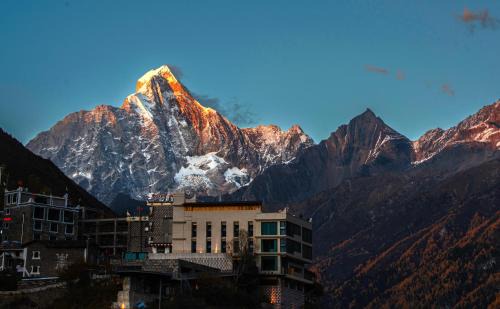 Siguniang Mountain Star Moon Cliff Hotel