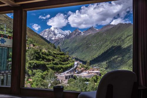 Siguniang Mountain Star Moon Cliff Hotel