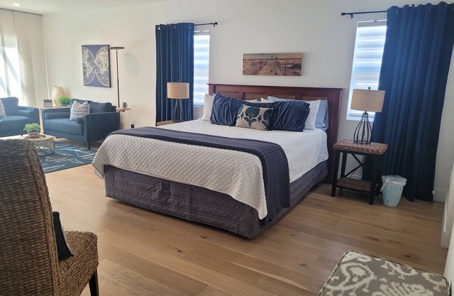Silver Strand Escape 3bd 2ba; 4 min walk to shore! no pets 30 night minimum