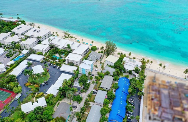 Silver Thatch House – Luxe Cayman Islands Beach Stay Near Dining & Shops