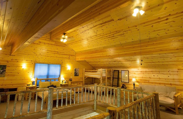 Silver Willows Sarva Cabin on 4 Acres by the Creek