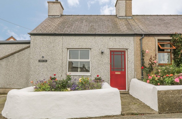 SIMDDA WEN COTTAGE, pet friendly, with open fire in Llanfaethlu
