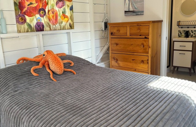 Similk Beach View Studio for two! nCentral HUB to San Juans and Skagit Valley!