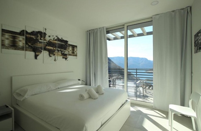 Simon's Place Lake View