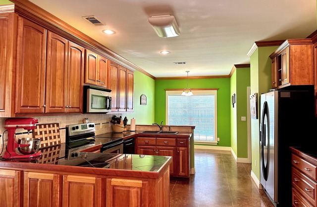 Simple Shaker Home - Only 1.5 miles from I-40 and Scenic Hwy 7