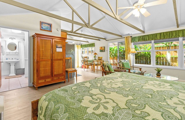 Since 1985 Legal Lanikai Garden Studio AC, across the street from Lanikai Beach!
