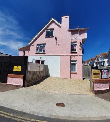 SINGER SEWING MACHINES FORMER HOME ,FREE PARKING ,1 BEDROOM GROUND FLOOR HOLIDAY FLAT , Private Gate & Garden & Bathroom , microwave , Fridge , Opposite Paignton Pier & Beach , Hotel Reception To Happily Help & Greet you , 1 DOUBLE BED & 1 SINGLE BED