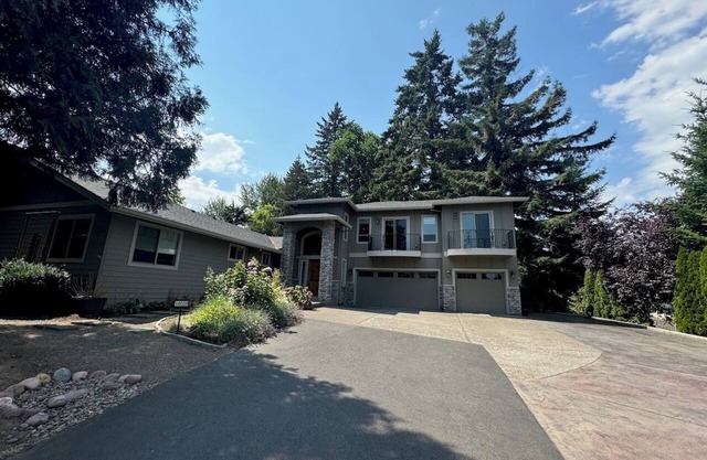 Single Family Home 5Bed & 3Bath Multi-Gen Friendly Fenced Yard, Pets Welcome