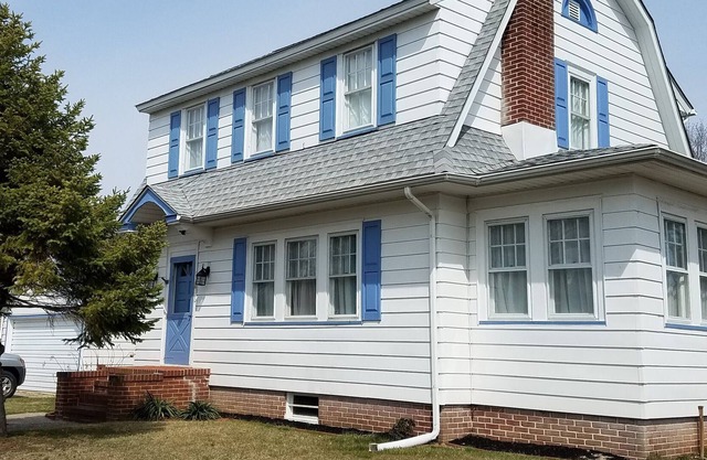 Single Family Large yard!