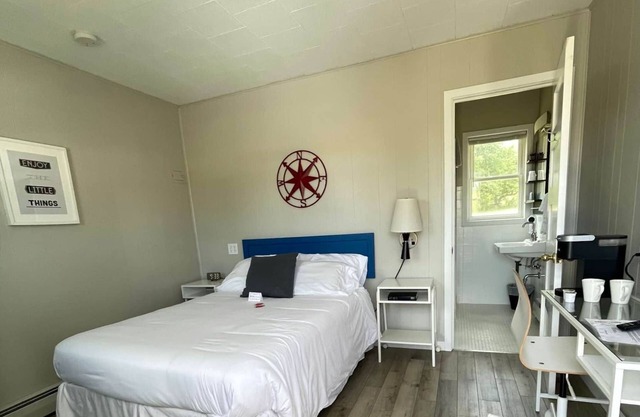 Single Full Room at The Little Village in Mount Horeb