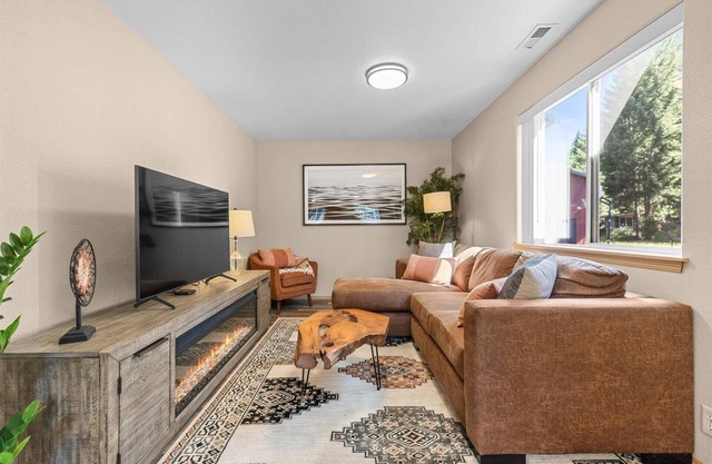 Single Level Home with Cozy Fireplace, Close to Silverwood, Restaurants & Hayden Lake!