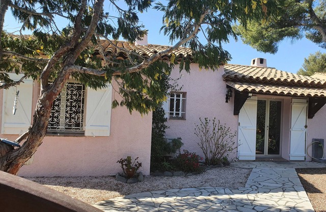 Single-storey house with sea view, garden+terrace, 2 air-conditioned bedrooms, WIFI, garage