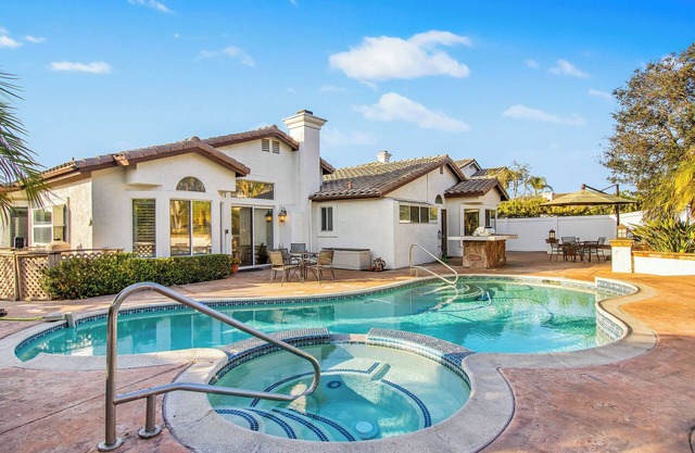 Single Story Home with pool/spa and just 10 minutes to the Beach!