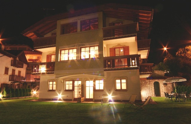 Single villa in a privileged position overlooking the lake and the Brenta Dolomites *