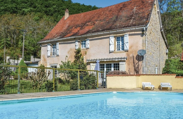 Situated high in the Vert river valley, this cozy cottage welcomes you in the Lot department.