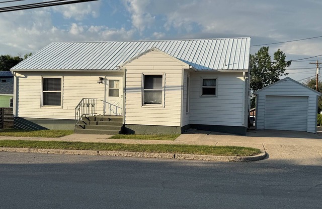 Sixty minutes to Glacier Park! Family friendly house.