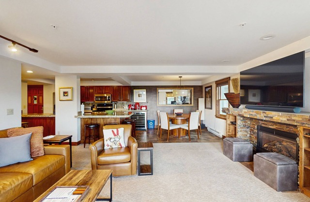 ski-in/out condo with fireplace, washer/dryer, pool, & hot tubs