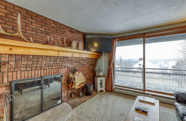 Ski-in/out condo with pool, hot tub, sauna & fast WiFi