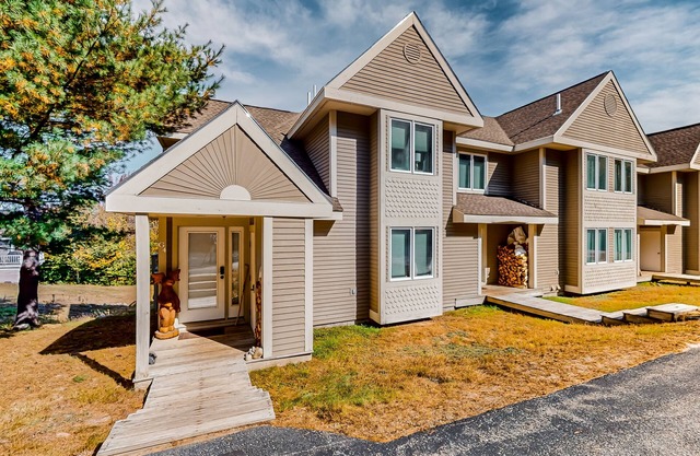 Ski-in/out, dog-friendly townhome with mountain views, hot tub & pool