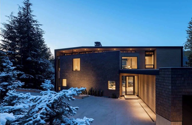 Ski-in/out home w/hot tub & scenic views