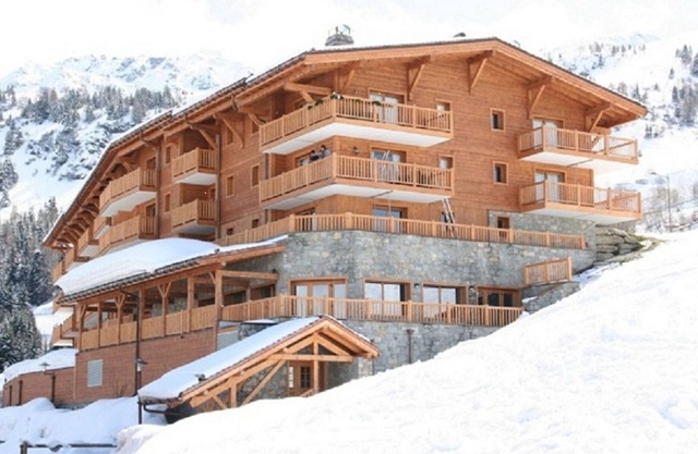Ski-in/ski-out apartment in large chalet with heated pool, 50m from ESF ski school