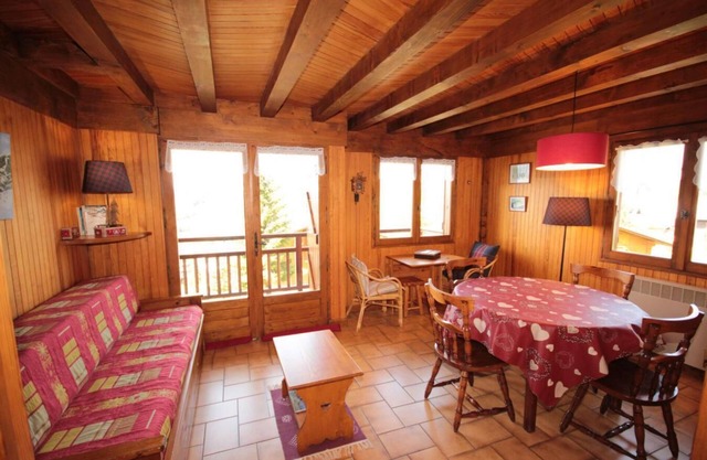 Ski-in/ski-out & foot of the slopes, Ground floor, view ski slopes, balcony, tv, ski locker, 32m²