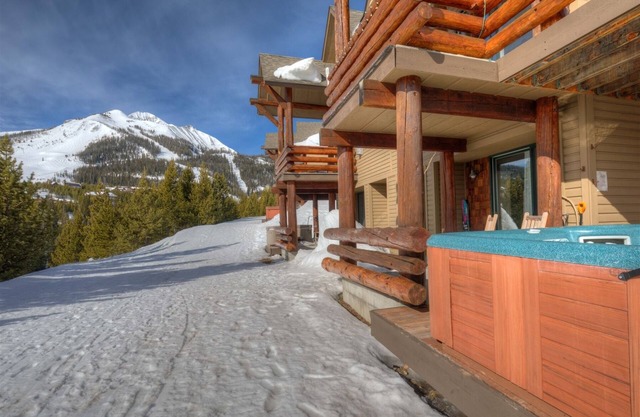 Ski-in/ski-out Luxury 3BR Saddle Ridge Townhome w/2 King Suites, Garage,Hot Tub