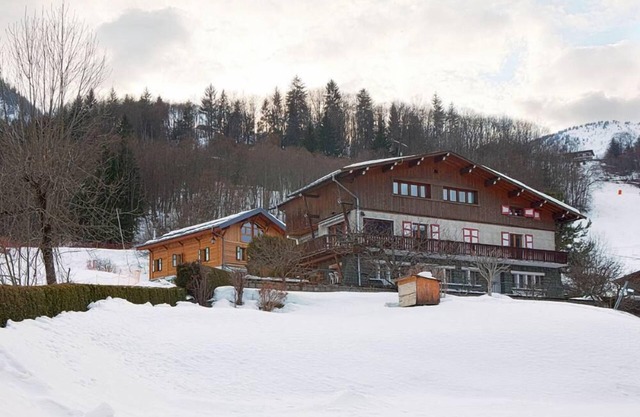 Ski In Ski Out | Sleeps 10 | Superb Location | Budget | Groups Welcome