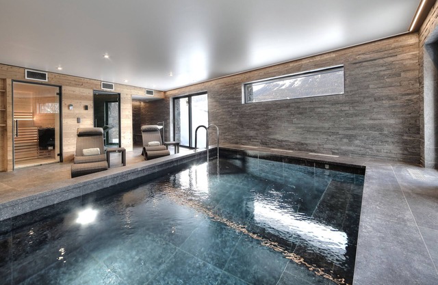 Ski in/Ski out stunning modern chalet with indoor pool and spa