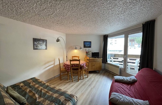 Ski-in/Ski-out Studio, South-East Balcony, Sleeps 4, Shops Onsite