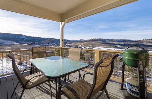 Ski-side townhouse w/hot tub & views