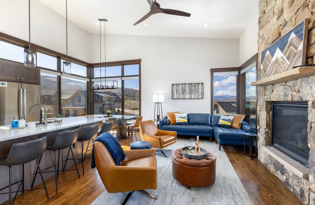 Sky Aspen Chalet. 3 BR, 3 Bath Sngl Fam- Near Skiing! Amenities! Views! Monthlys