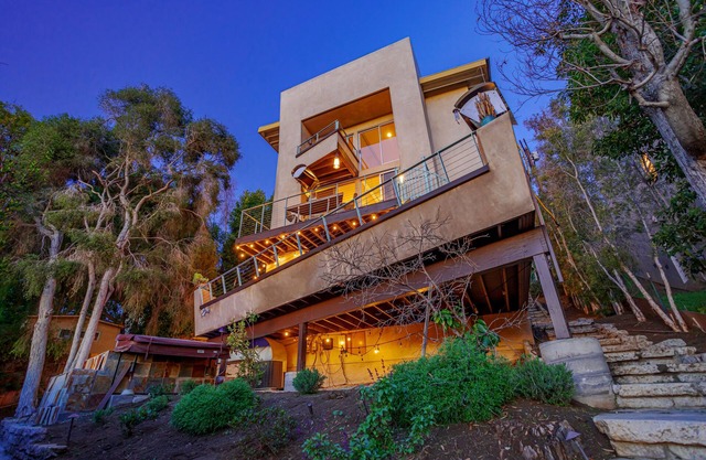 Skydeck 3-br house w gym, hot tub, amphitheater, Hwood sign, Griffith, lake view